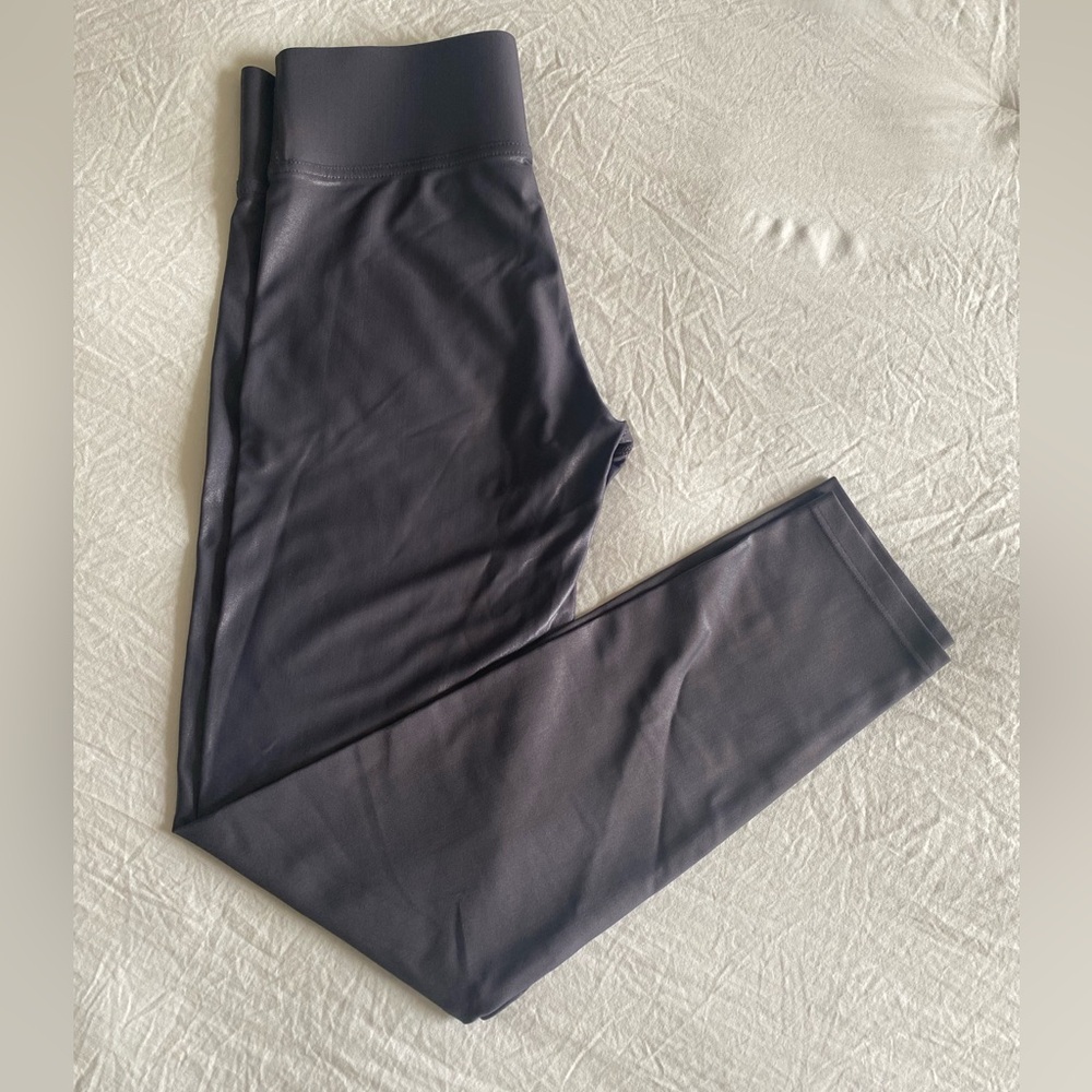 NWOT Carbon 38 legging in Takara Shine